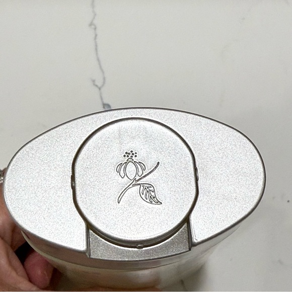 Bulgari Eau Parfumée au Thé Blanc Shampoo and Shower Gel - White 200ml - Picture 5 of 5